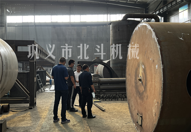 鋸末炭化爐的制造現場讓顧客驚嘆不已