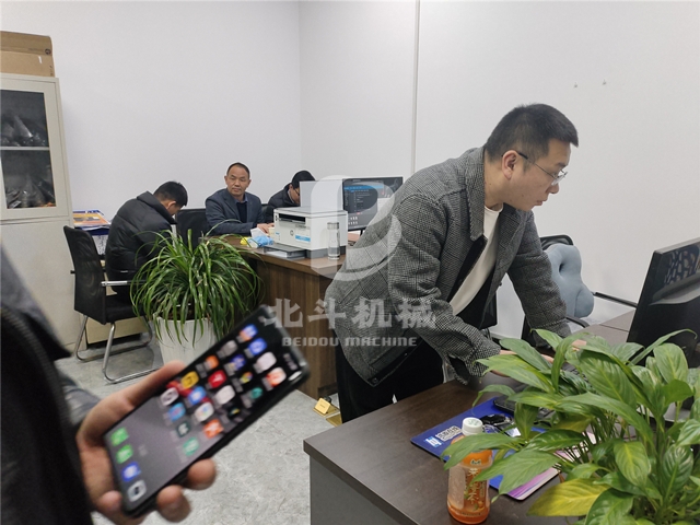 節能的連續式棗核炭化爐為客戶的考察之旅畫上句號