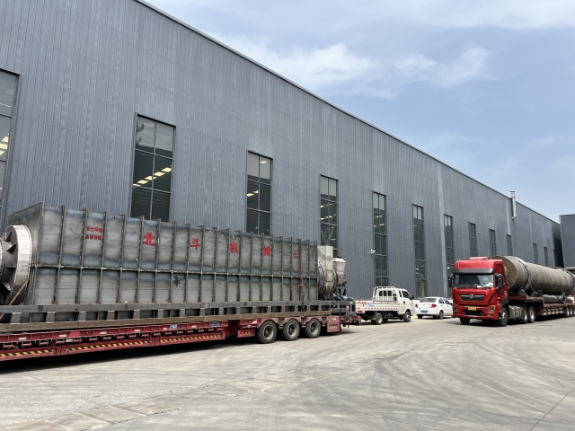 四輛掛車滿載烘干機、炭化爐設備及零部件奔赴客戶