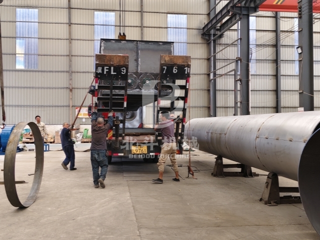 客戶(hù)定制的大型料倉(cāng)完成裝車(chē)發(fā)貨