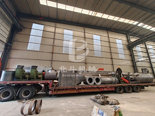 發貨在即:炭化爐配套設備有序裝車